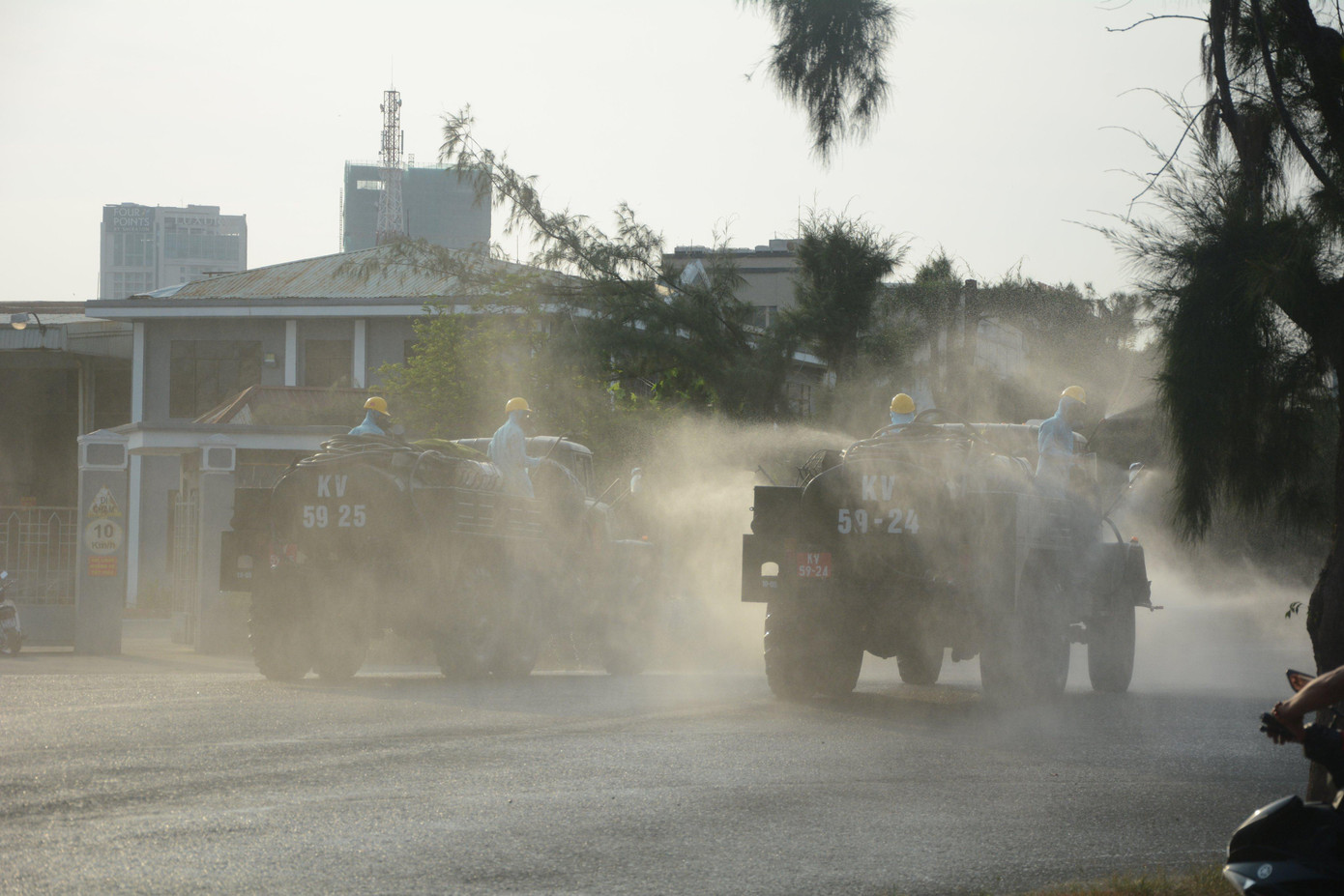 Phun khử khuẩn toàn KCN An Đồn trong sáng 12/5.