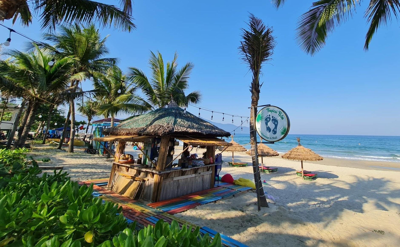 Khu vực mát-xa trị liệu bên bãi biển hiền hòa, phục vụ từ chiều tới đêm. Khu vực mát-xa trị liệu bên bãi biển hiền hòa, phục vụ từ chiều tới đêm.