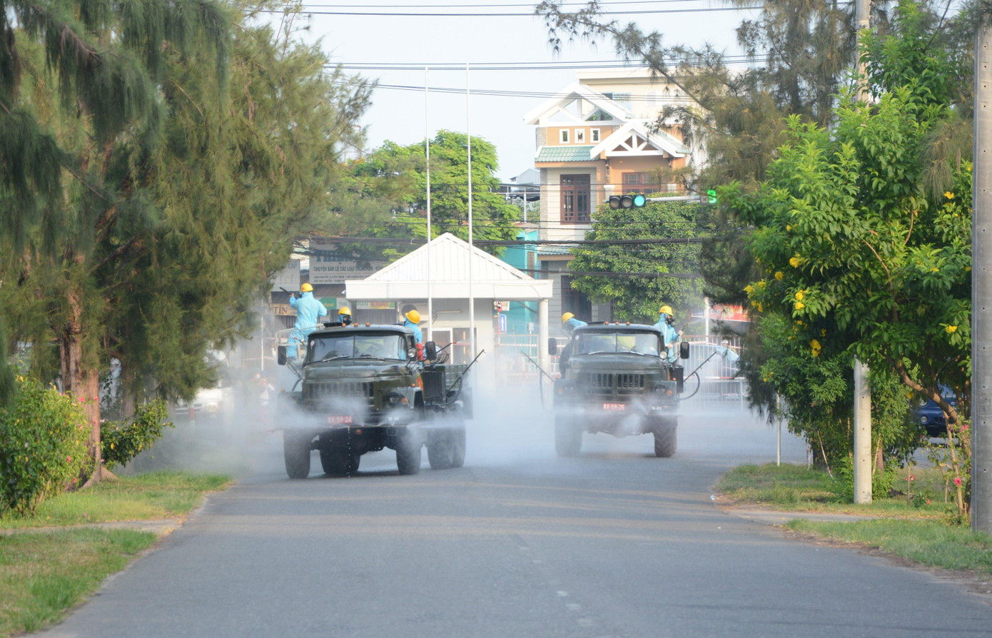 Phun khử khuẩn KCN An Đồn (quận Sơn Trà), nơi phát hiện hàng chục ca nhiễm COVID-19.