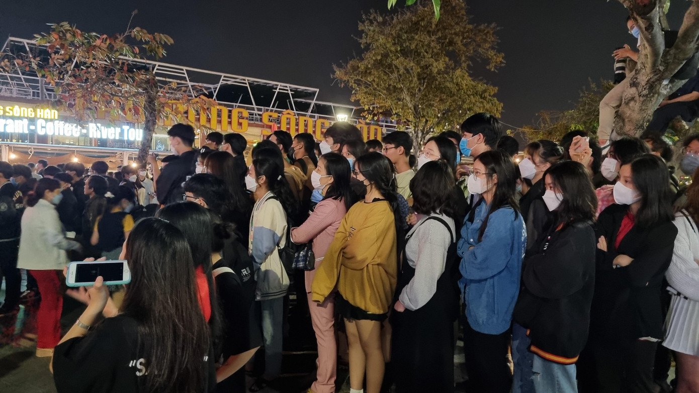 Chị Nguyễn Trương Thảo Uyên (26 tuổi, Quảng Bình) cho hay đã có kế hoạch đi du lịch Đà Nẵng từ lâu nhưng vì dịch COVID-19 nên phải gác lại. "Tôi mới tới Đà Nẵng được 2 hôm, thấy các điểm tham quan, giải trí ở đây rất nhộn nhịp. Đặc biệt là có sân chơi nghệ thuật ở ngoài trời làm không khí về đêm sôi động, hấp dẫn hơn. Những du khách như tôi có thêm điểm đến để giải trí", chị nói.