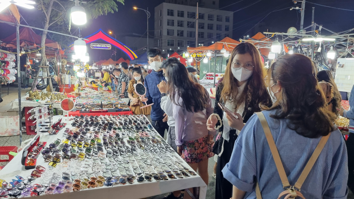 Chợ đêm Sơn Trà đông nghẹt người. Đây là địa điểm được đông đảo du khách tìm đến do nằm ngay dưới cầu Rồng. Khu chợ bán đa dạng mặt hàng, từ quà lưu niệm, đặc sản, cho tới ăn uống...