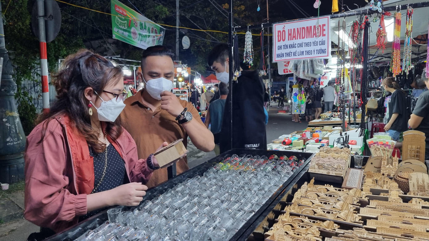 Gian hàng đồ handmade trong chợ đêm thu hút du khách.