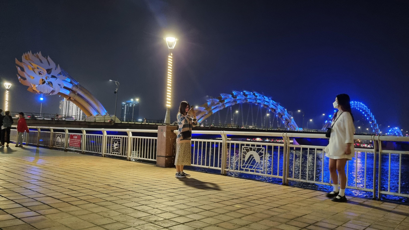 Bạn trẻ check-in đêm Đà Nẵng.