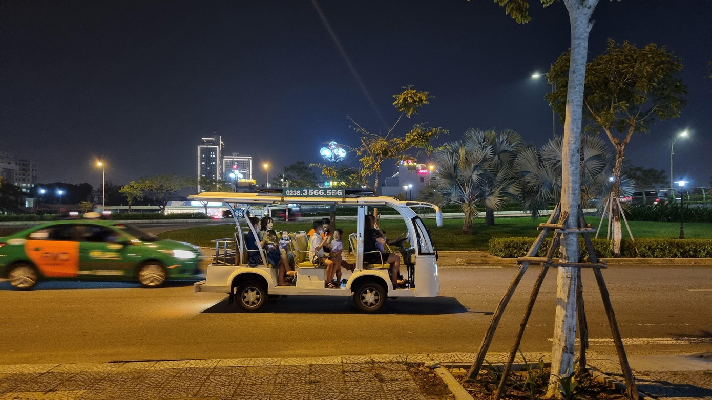 Du khách dạo chơi đêm Đà Nẵng. Sở Du lịch cũng vừa triển khai chương trình kích cầu du lịch, với rất nhiều ưu đãi hấp dẫn. Các gói sản phẩm nghỉ dưỡng trải nghiệm Đà Nẵng 3 ngày 2 đêm trong khách sạn 5 sao từ 899.000 - 2.990.000 VNĐ/ khách. Một số gói bao gồm cả vé máy bay khứ hồi Hà Nội/Hồ Chí Minh – Đà Nẵng.