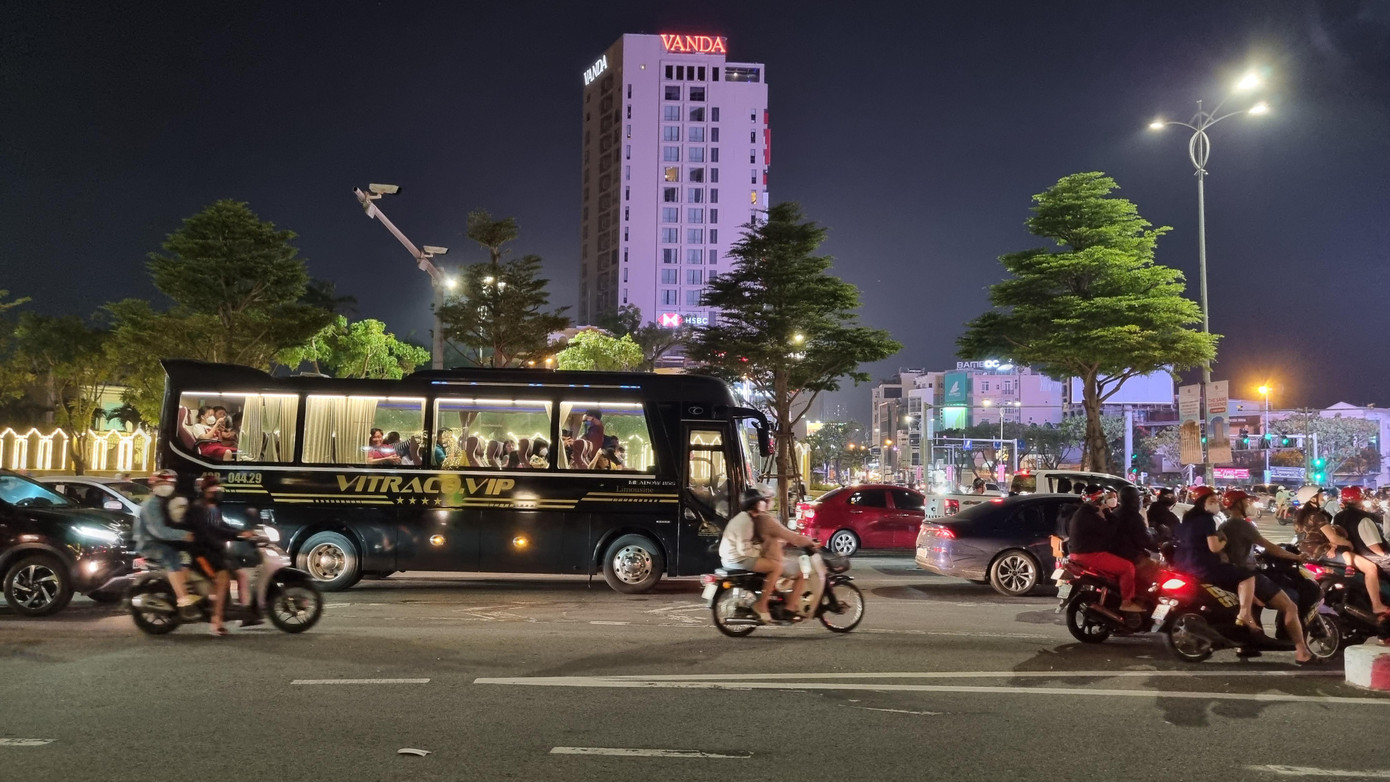 Xe chở du khách tham quan phố phường Đà Nẵng về đêm.