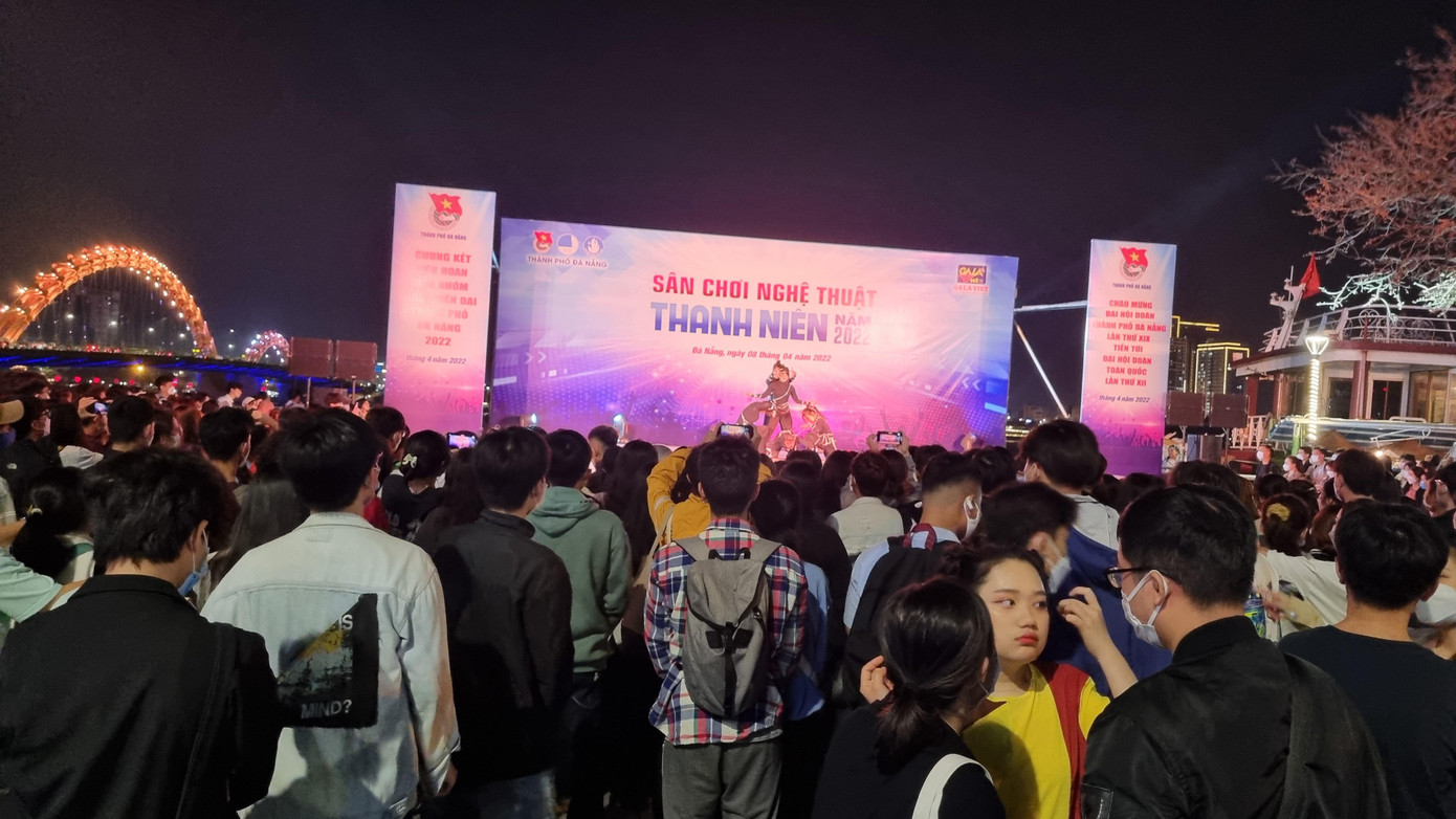 Các bạn trẻ và du khách đổ về sân chơi nghệ thuật thanh niên trên đường Bạch Đằng để xem các tiết mục văn nghệ.