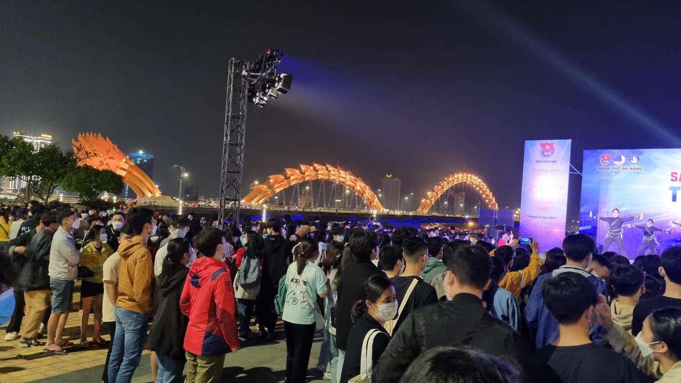 Bờ sông Hàn nhộn nhịp