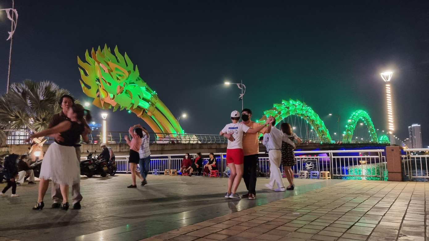 Chạy dọc bờ sông Hàn mỗi tối, có rất nhiều hội nhóm khiêu vũ, chơi nhạc, tập thể dục...làm không khí của thành phố về đêm thêm năng động, trẻ trung. Du khách cũng rất thích thú.