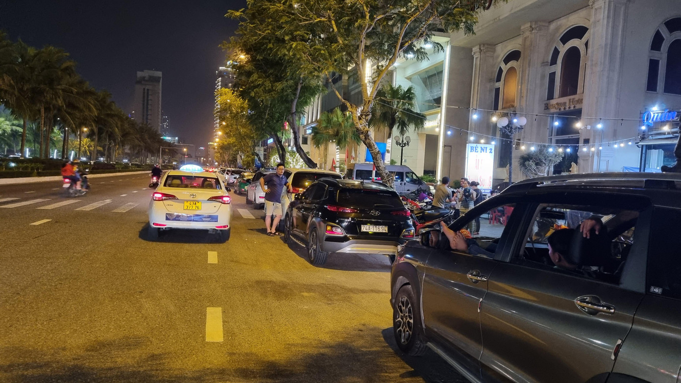 Tuyến đường du lịch ven biển Hoàng Sa, Trường Sa, Võ Nguyên Giáp xe cộ nối thành hàng dài. Hầu hết các khách sạn trên tuyến biển này đã mở cửa đón du khách.