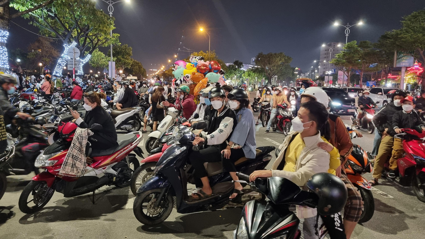 Tấp nập xe cộ trên các tuyến đường ven sông Hàn.