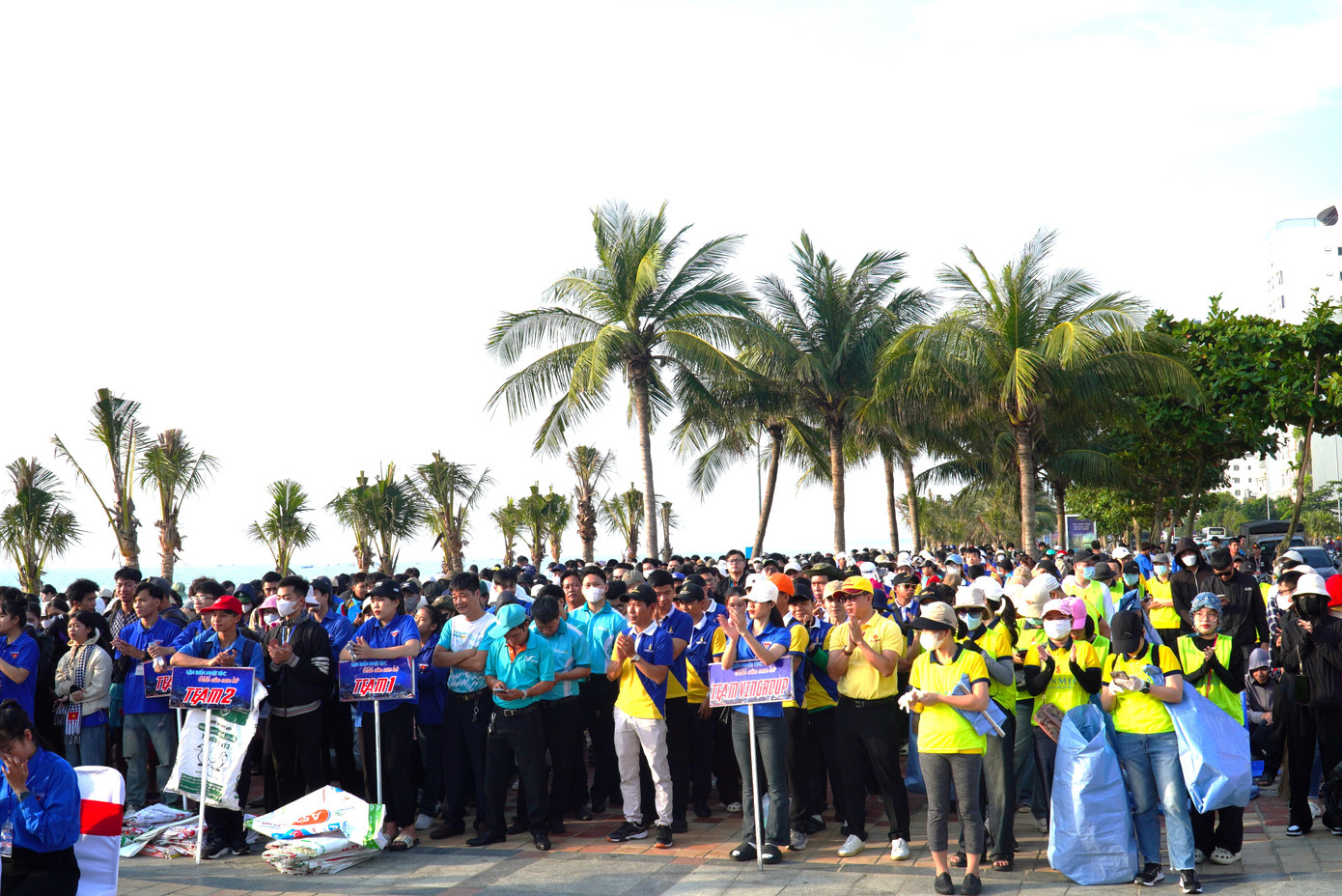 Hơn 1.000 bạn trẻ từ các đơn vị, câu lạc bộ đã đến tham gia chương trình, cùng chung tay làm sạch rác để bảo vệ bán đảo Sơn Trà xanh, sạch, đẹp. Ảnh: Thanh Hiền Hơn 1.000 bạn trẻ từ các đơn vị, câu lạc bộ đã đến tham gia chương trình, cùng chung tay làm sạch rác để bảo vệ bán đảo Sơn Trà xanh, sạch, đẹp. Ảnh: Thanh Hiền