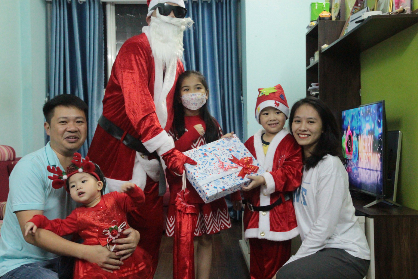 Những nhà đông con, con nhỏ lại càng hạnh phúc vì không phải đi ra ngoài mà các con vẫn có kỷ niệm khó quên trong dịp giáng sinh.