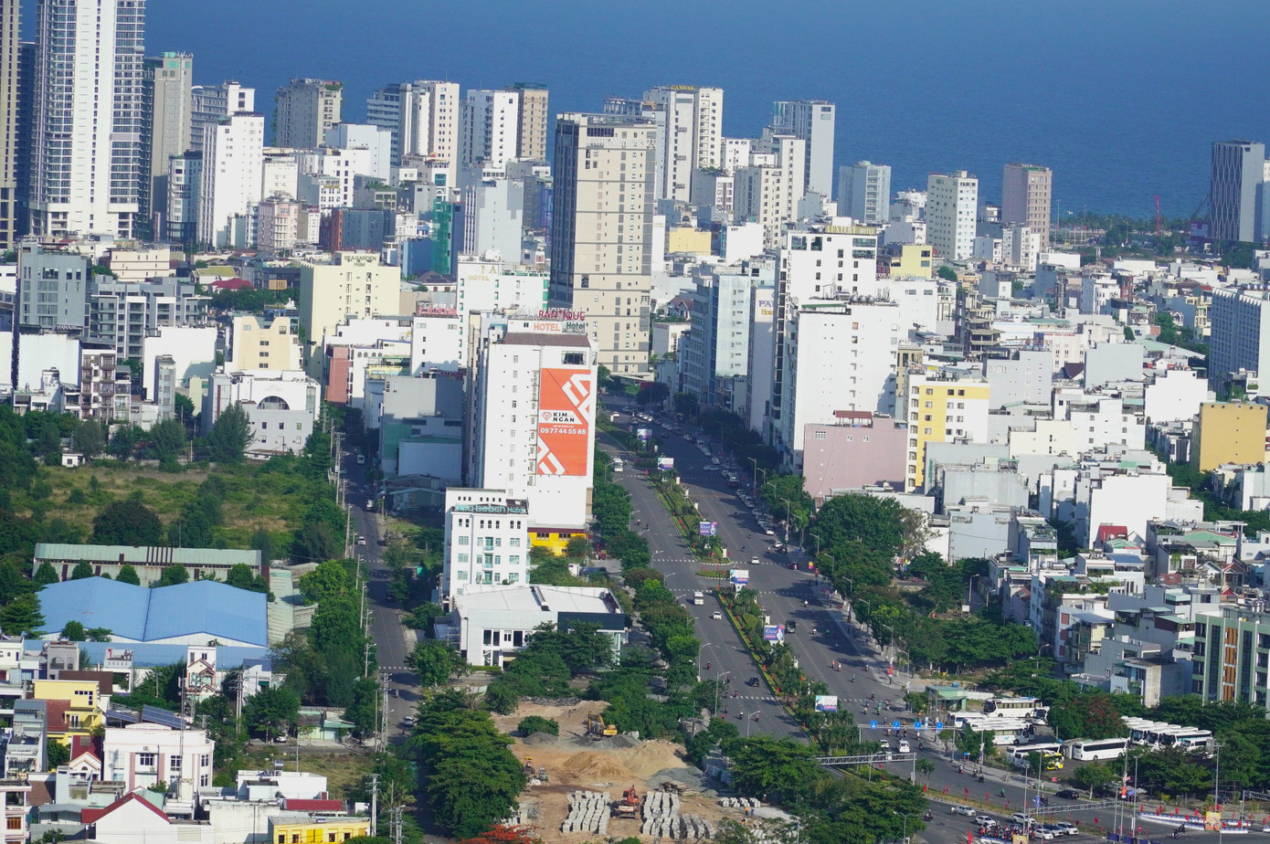 Tuyến đường Phạm Văn Đồng có giá hơn 197 triệu đồng/m2. Đây là tuyến đường nối từ cầu sông Hàn ra Công viên biển Đông, hai bên đường san sát khách sạn, nhà hàng. Ảnh: Thanh Hiền.