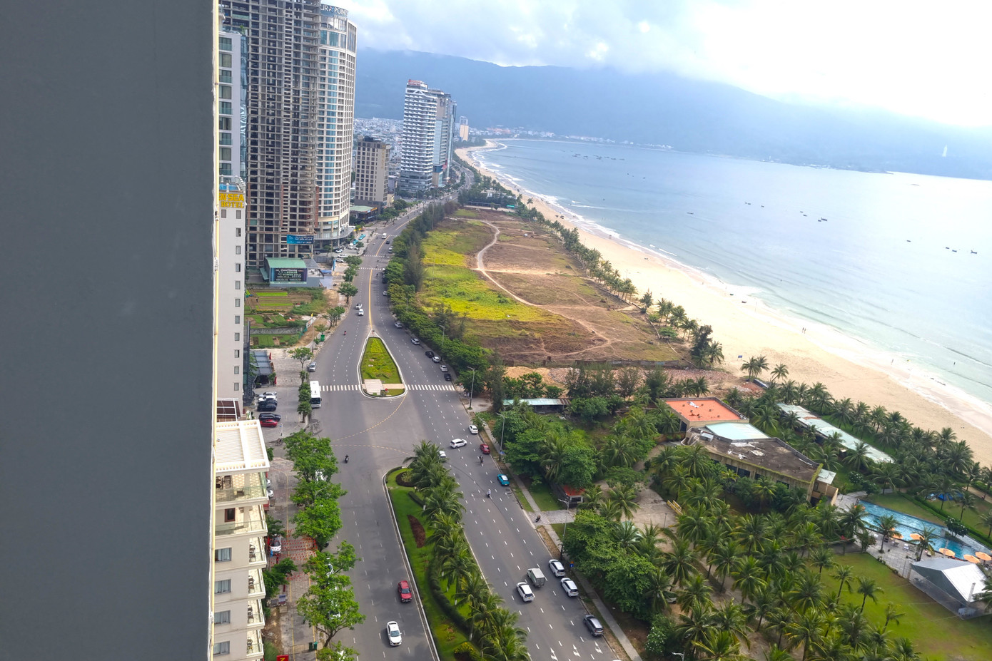 Đường Võ Nguyên Giáp tùy theo đoạn, giá đất dao động từ 120 triệu đồng đến gần 289 triệu đồng/m2. Tuyến đường ven biển này có mật độ khách sạn dày đặc, là nơi lưu trú của đông đảo du khách khi đến Đà Nẵng.