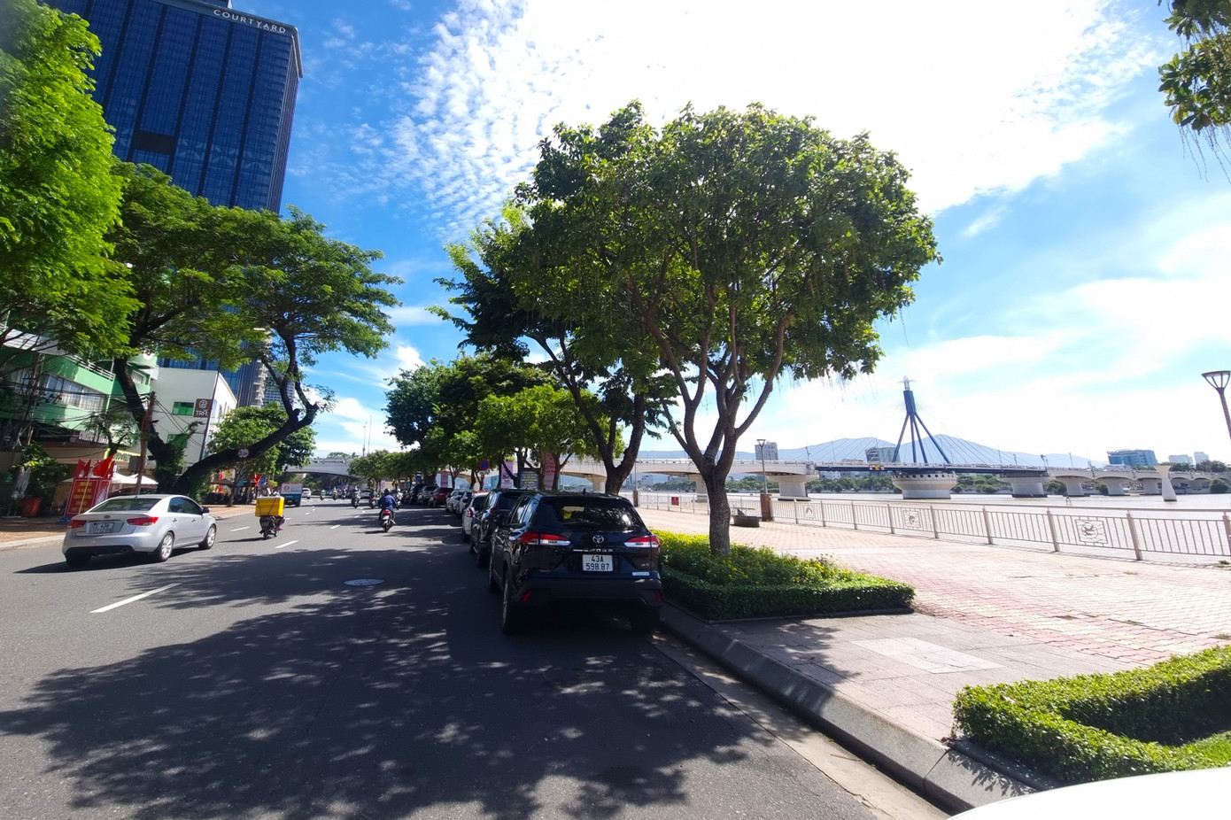 Tuyến đường Bạch Đằng vừa ở trung tâm thành phố, vừa ven sông, gần chợ Hàn, Bảo tàng Đà Nẵng, Bảo tàng điêu khắc Chăm… Mỗi ngày có hàng ngàn lượt du khách lui tới. Các nhà hàng, khách sạn, quán xá ở tuyến đường này có nhiều lợi thế làm ăn.