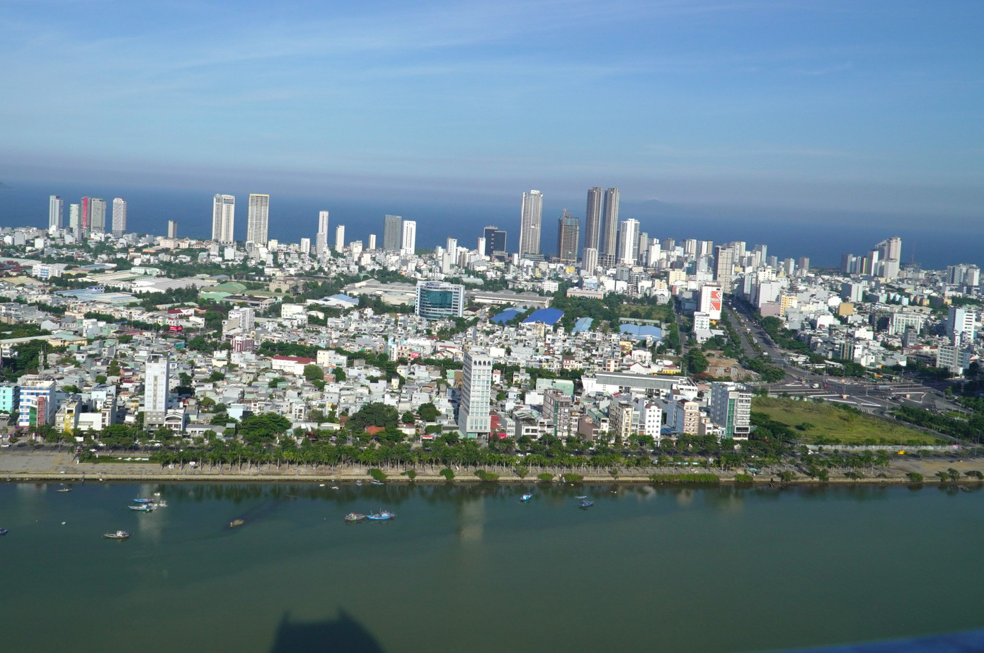 Đường Trần Hưng Đạo ven sông Hàn đoạn cao nhất có giá lên tới hơn 182 triệu đồng/m2. Tuyến đường này là nơi tập trung hàng ngàn khán giả mỗi đêm tranh tài của các đội trong Lễ hội pháo hoa quốc tế Đà Nẵng.