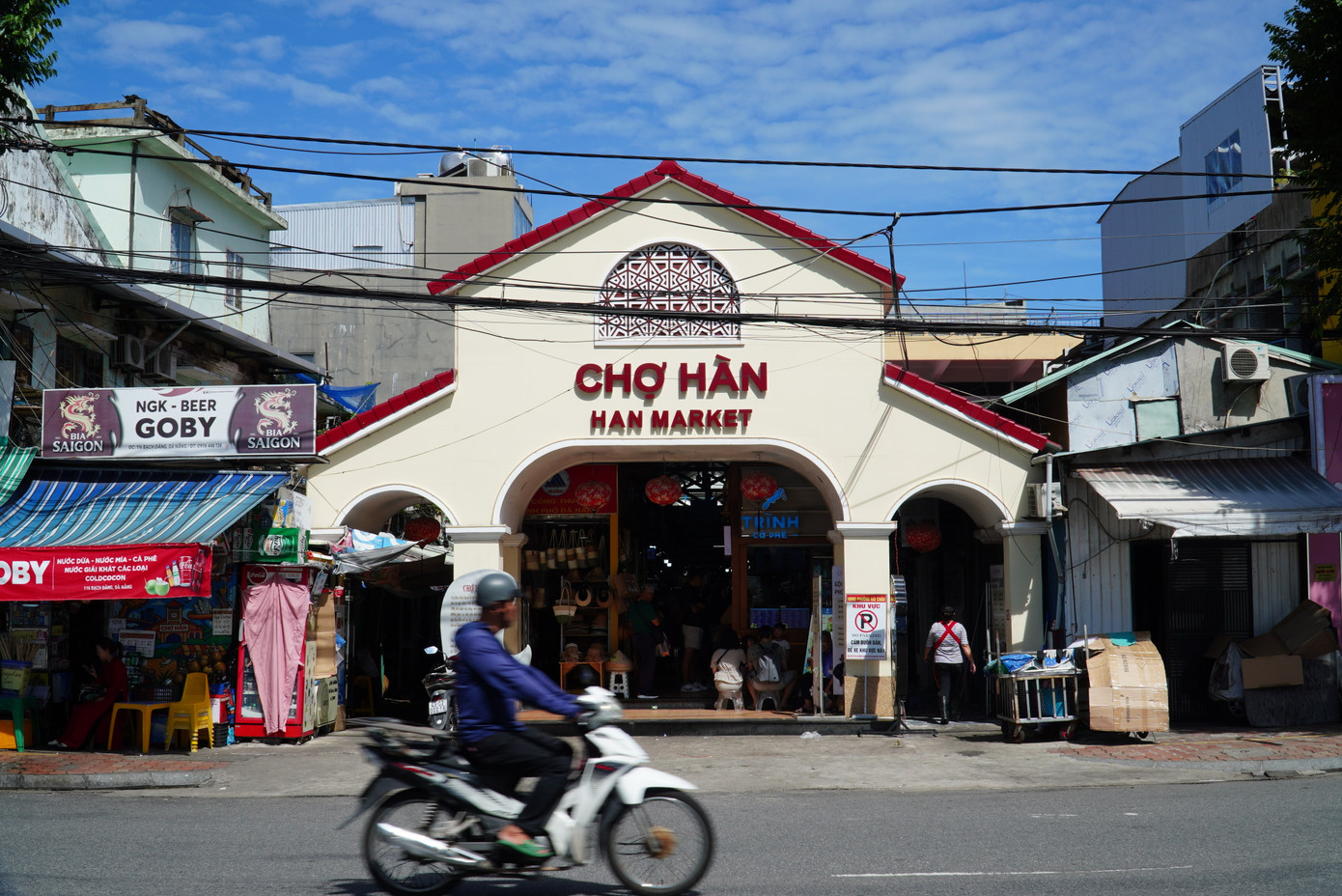 Tuyến đường Bạch Đằng vừa ở trung tâm thành phố, vừa ven sông, gần chợ Hàn, Bảo tàng Đà Nẵng, Bảo tàng điêu khắc Chăm… Mỗi ngày có hàng ngàn lượt du khách lui tới. Các nhà hàng, khách sạn, quán xá ở tuyến đường này có nhiều lợi thế làm ăn.