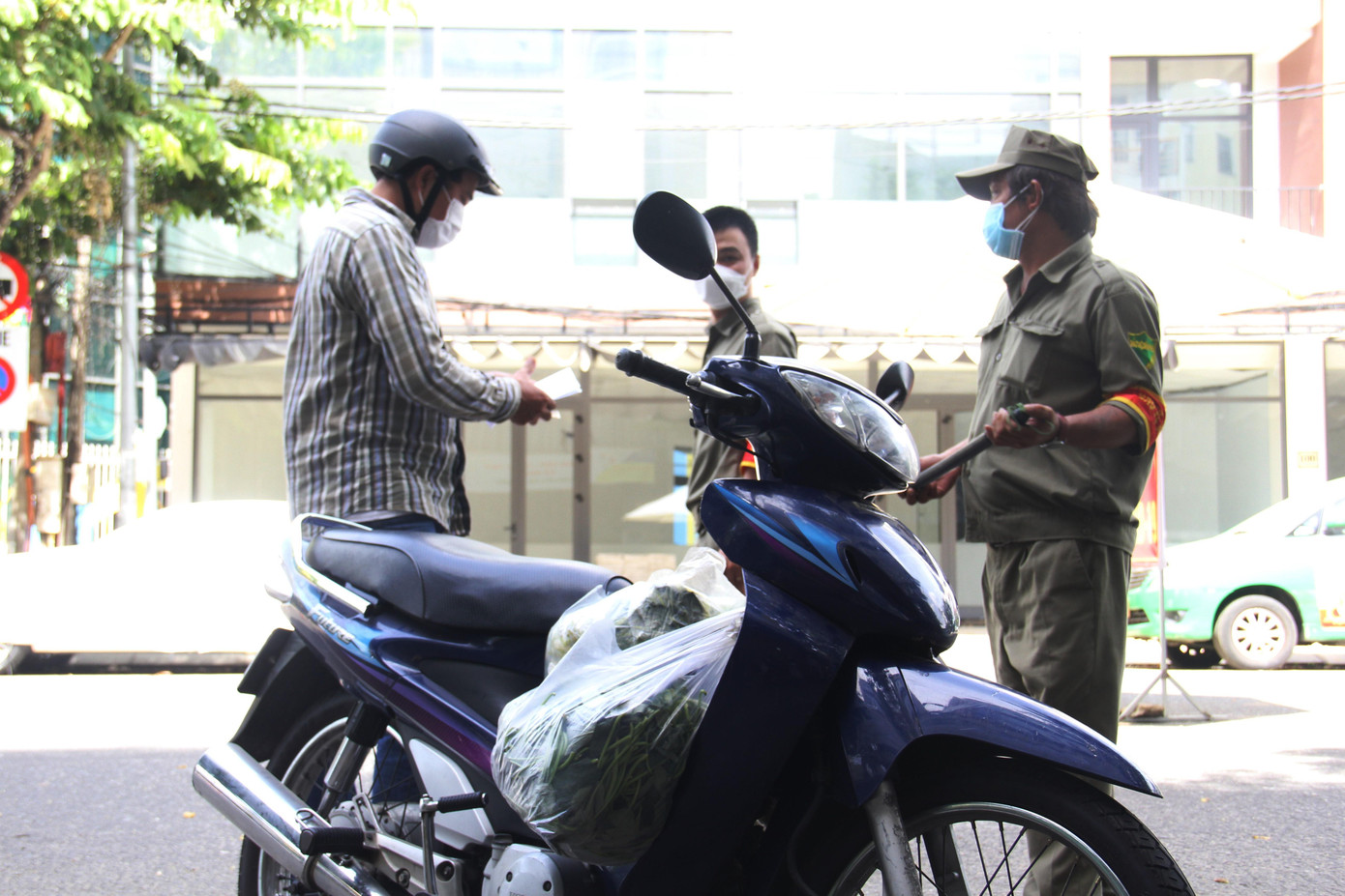 Đi mua lương thực thực phẩm, người dân phải xuất trình phiếu đi chợ. Đi mua lương thực thực phẩm, người dân phải xuất trình phiếu đi chợ.