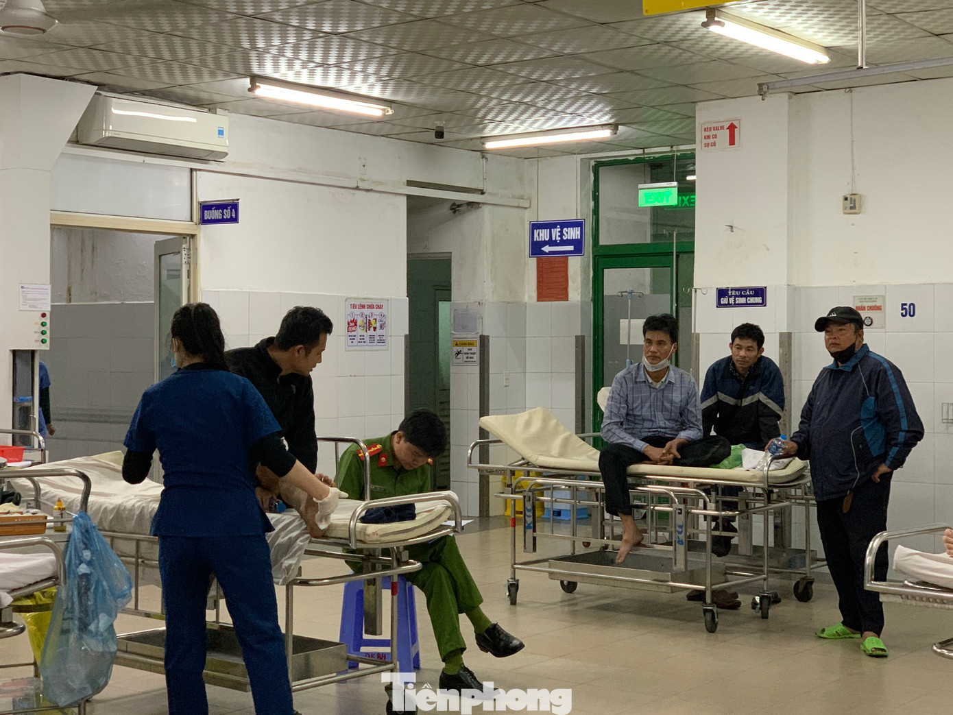 Phần lớn các nạn nhân trong vụ lật xe được chuyển xuống Bệnh viện Đà Nẵng. Ảnh: Duy Quốc. Phần lớn các nạn nhân trong vụ lật xe được chuyển xuống Bệnh viện Đà Nẵng. Ảnh: Duy Quốc.