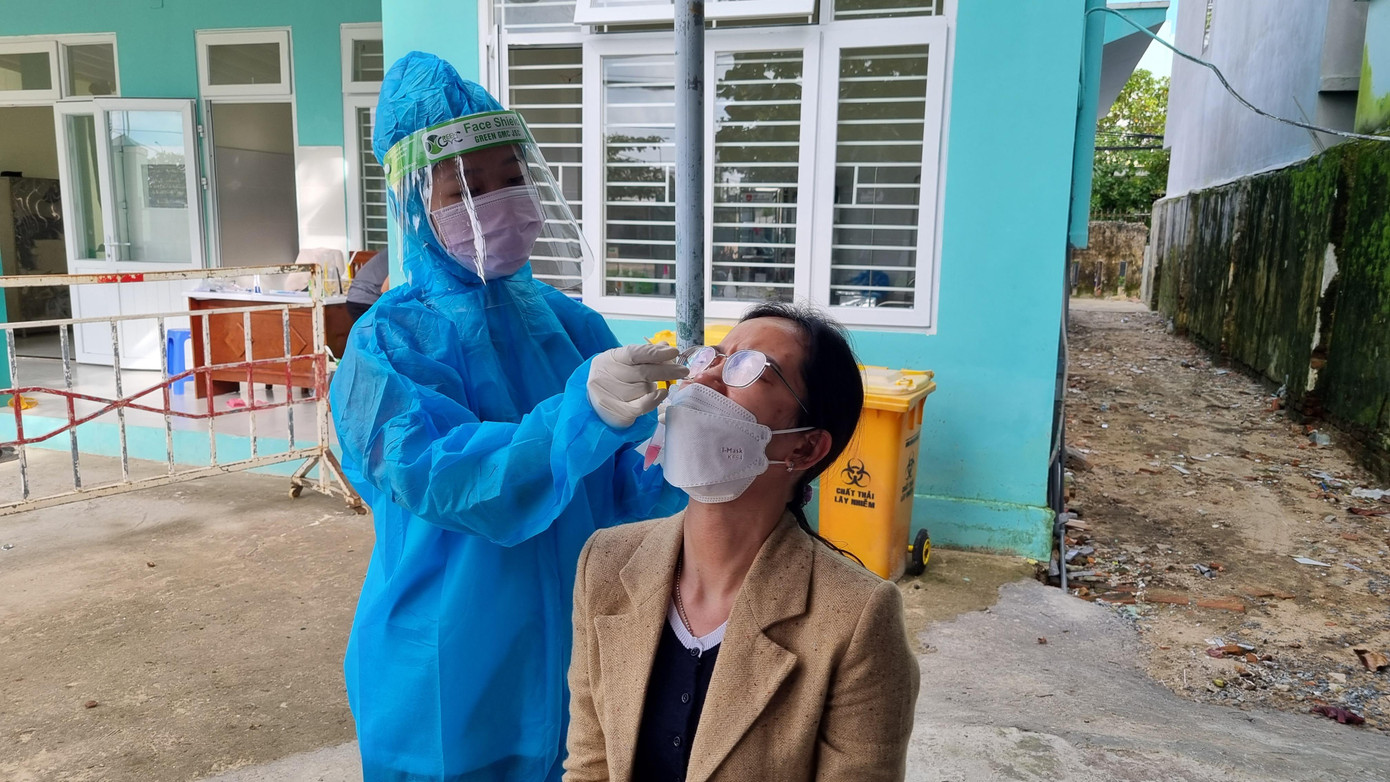 Nhân viên y tế lấy mẫu người dân tiếp xúc với F0 tại trạm Y tế.