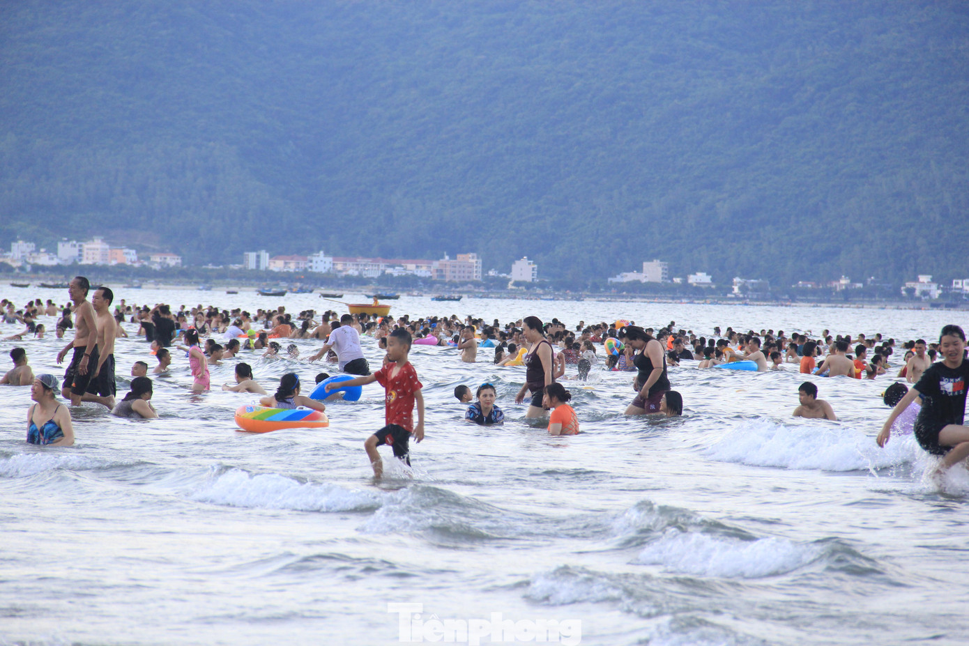 Những khu vực được phép tắm đông kín người.