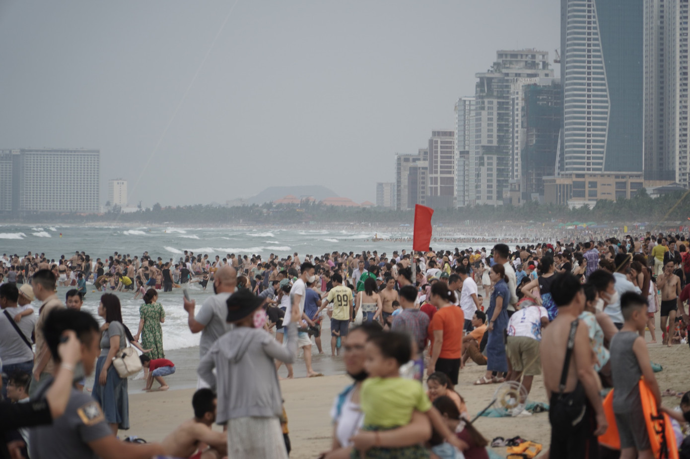 Biển Đà Nẵng đông kín người trong những ngày lễ. Biển Đà Nẵng đông kín người trong những ngày lễ.