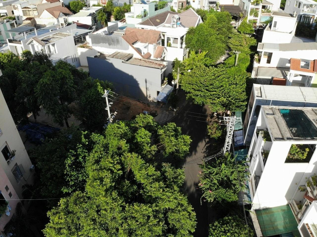 Trao đổi với Tiền Phong, ông Vũ Quang Hùng, Bí thư Quận ủy Hải Châu cho hay quận sẽ tiến hành bay flycam trên tất cả 13 phường, đặc biệt chú trọng giám sát ở các kiệt hẻm, vùng đỏ. Mỗi phường trên địa bàn quận Hải Châu sẽ có một flycam, riêng hai phường Hòa Cường Bắc và Hòa Cường Nam có 2 flycam ghi hình.