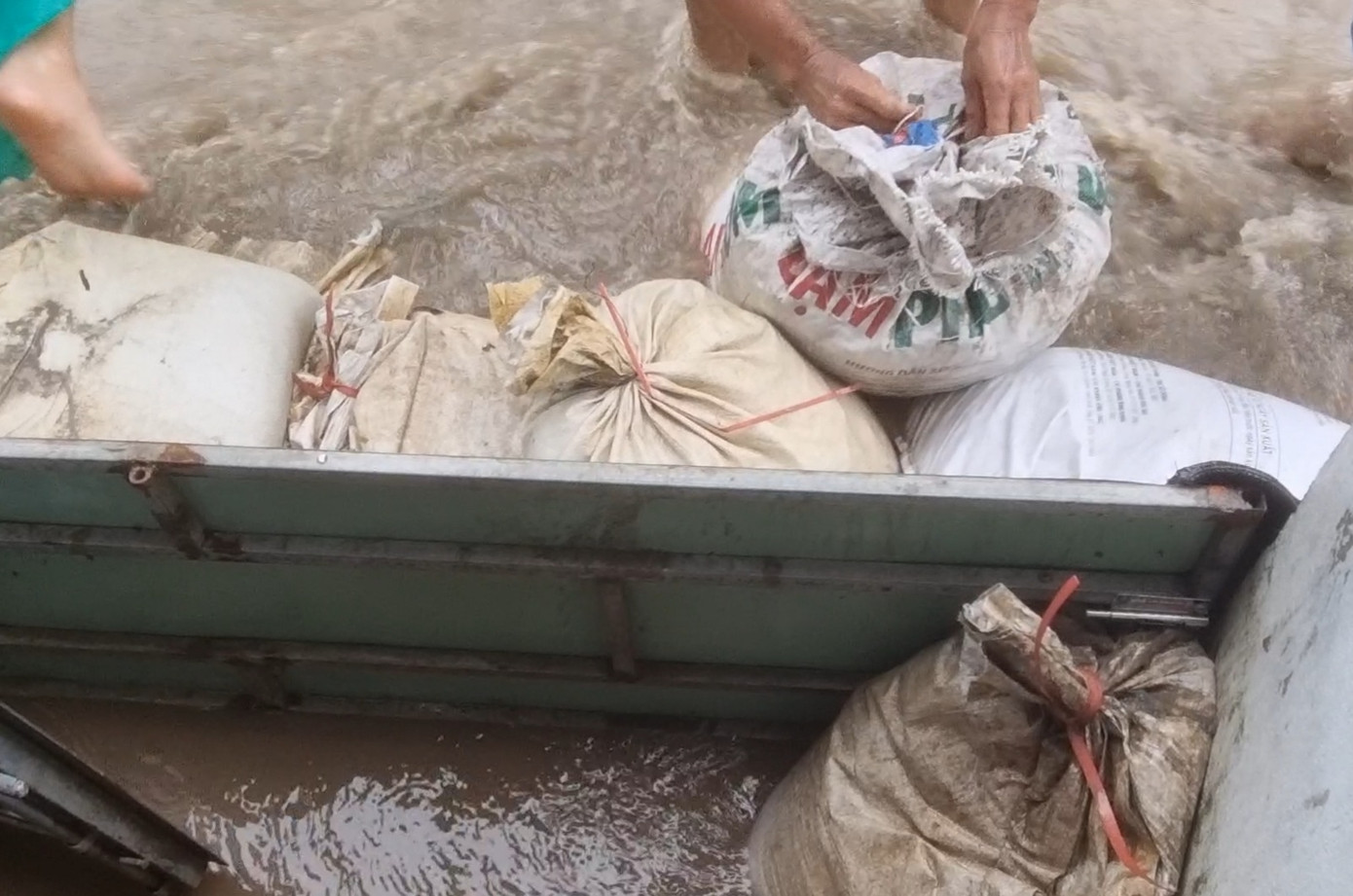 Những chiếc kè tạm được dựng lên cấp tốc trước các nhà dân. Theo bà con, đây không phải là lần đầu họ bị bùn đất từ CCN Cẩm Lệ "tấn công". Tuy nhiên, lần này thời tiết phức tạp, mưa to kéo dài nên mọi người sợ bùn sẽ vùi lấp nhà cửa, tài sản nếu không ngăn chặn từ sớm.