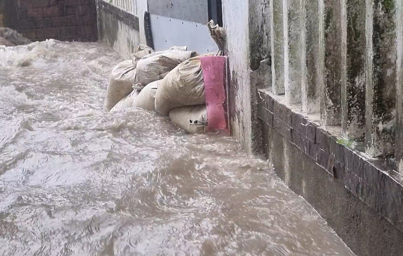 Những chiếc kè tạm được dựng lên cấp tốc trước các nhà dân. Theo bà con, đây không phải là lần đầu họ bị bùn đất từ CCN Cẩm Lệ "tấn công". Tuy nhiên, lần này thời tiết phức tạp, mưa to kéo dài nên mọi người sợ bùn sẽ vùi lấp nhà cửa, tài sản nếu không ngăn chặn từ sớm.