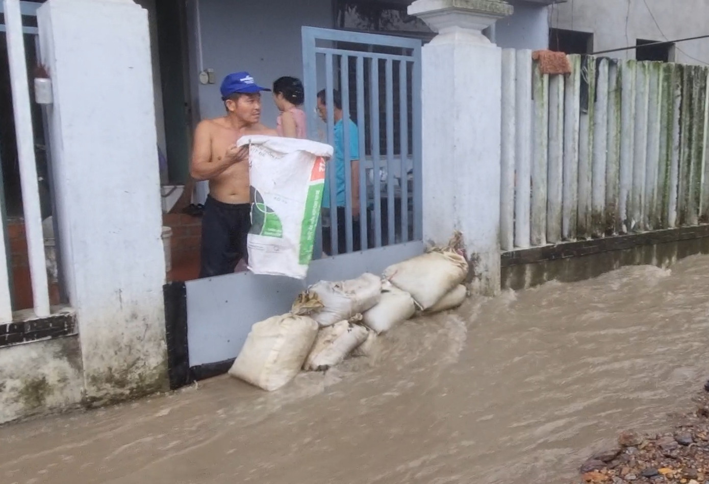 Những chiếc kè tạm được dựng lên cấp tốc trước các nhà dân. Theo bà con, đây không phải là lần đầu họ bị bùn đất từ CCN Cẩm Lệ "tấn công". Tuy nhiên, lần này thời tiết phức tạp, mưa to kéo dài nên mọi người sợ bùn sẽ vùi lấp nhà cửa, tài sản nếu không ngăn chặn từ sớm.
