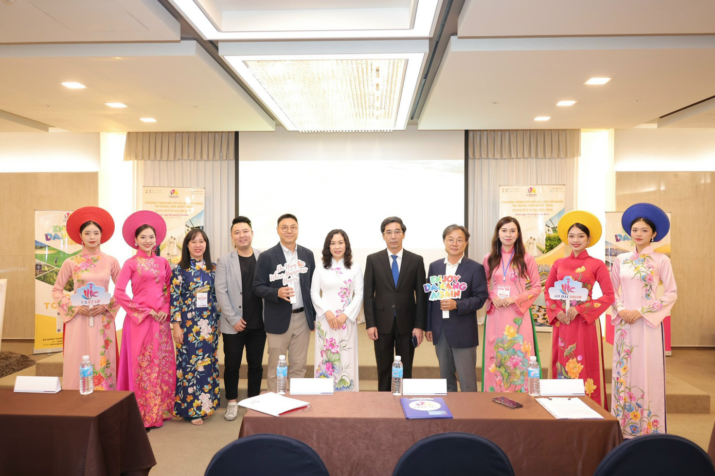 Lãnh đạo thành phố xúc tiến du lịch tại Hàn Quốc.