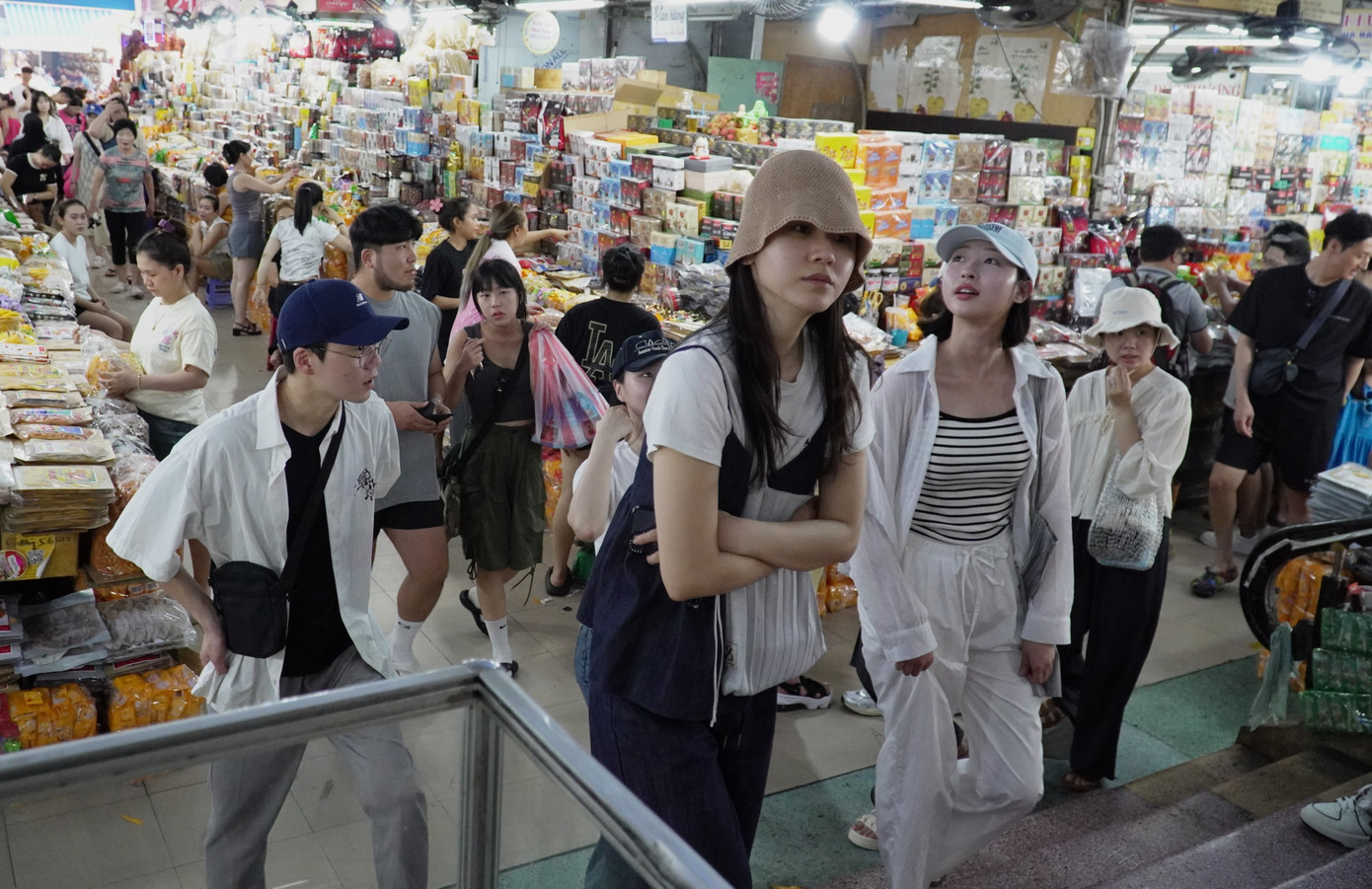 Du khách Hàn Quốc đến mua sắm tại chợ Hàn. Ảnh: Thanh Hiền.