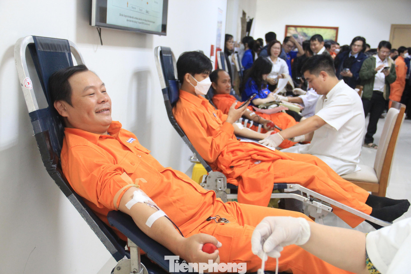 Đến trưa cùng ngày, chương trình hiến máu kết thúc, thu về hơn 500 đơn vị.