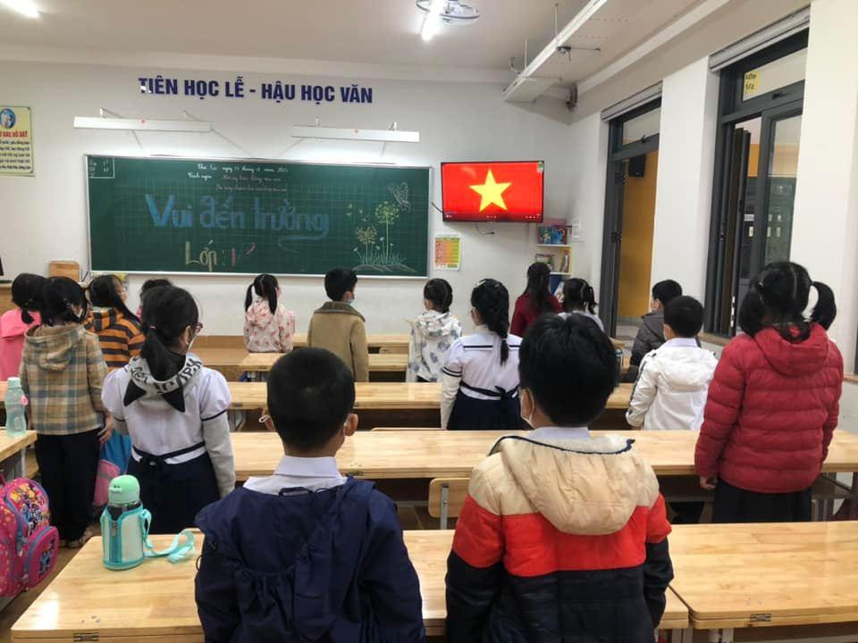 Sở GD&amp;ĐT yêu cầu chỉ những trường ở địa bàn có cấp độ dịch 1, 2, 3 mới được tổ chức dạy học trực tiếp và dạy 1 buổi/ngày; CBGVNV, HSHV cư trú trên địa bàn có cấp độ dịch 4 không đến trường. Trong thời gian đầu quay lại trường, giáo viên xây dựng kế hoạch ôn tập, phụ đạo, bổ sung kiến thức cho những học sinh chưa hoàn thành các nội dung bài học đã được học trực tuyến. Đồng thời có kế hoạch bài học hạn chế tối đa việc tổ chức cho học sinh thực hành tập trung, tiếp xúc nhiều người…Trong ảnh: Buổi chào cờ vào sáng nay (21/2) tại Trường Tiểu học Lý Tự Trọng (quận Hải Châu).
