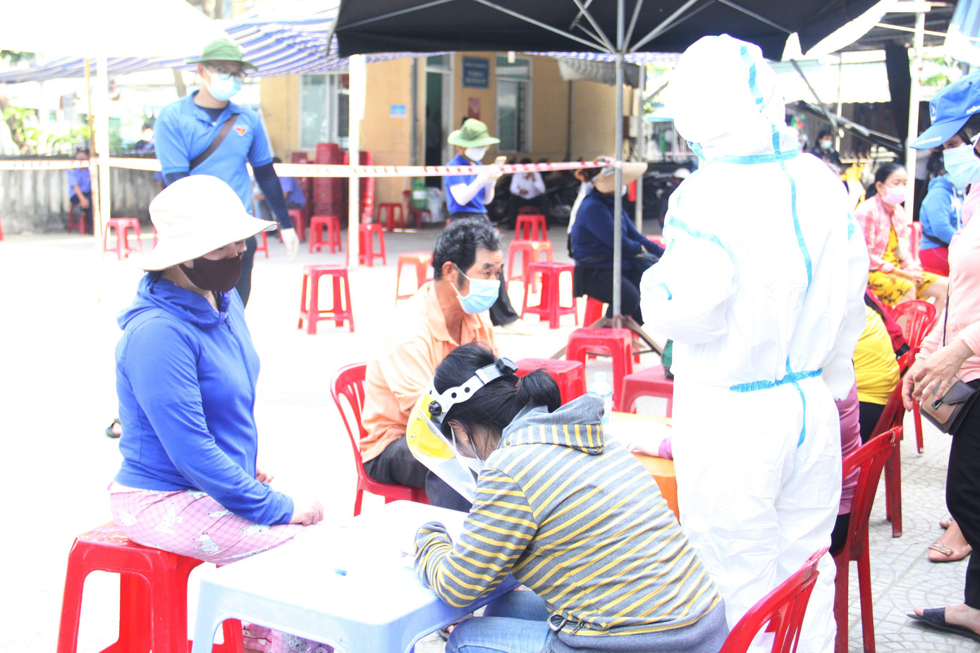 BQL đã thông báo cho các tiểu thương qua số điện thoại, hệ thống loa, dán thông báo tại chợ...Những tiểu thương không thực hiện lấy mẫu xét nghiệm sau này sẽ không được cho vào chợ buôn bán. Ảnh: Thanh Trần.