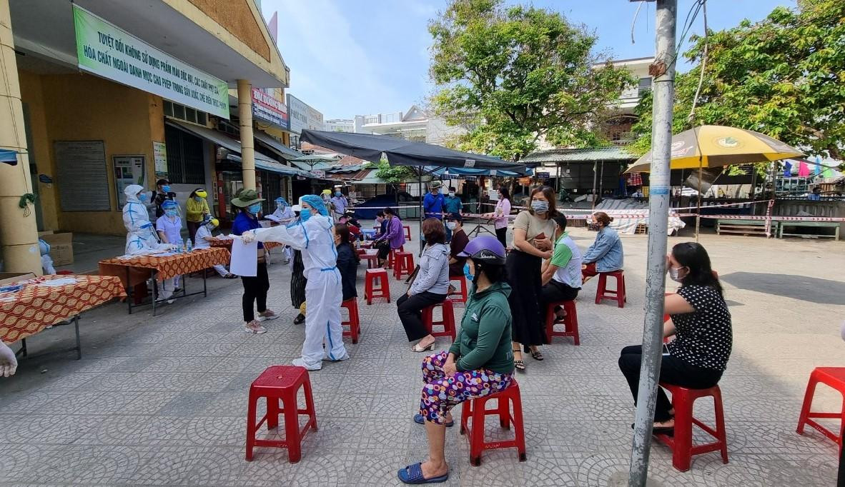 Bệnh nhân 2989 đã đi rất nhiều nơi trong chợ, nhiều tiểu thương lại không mang khẩu trang, vì vậy nguy cơ lây nhiễm rất lớn. Ảnh: Thanh Trần.
