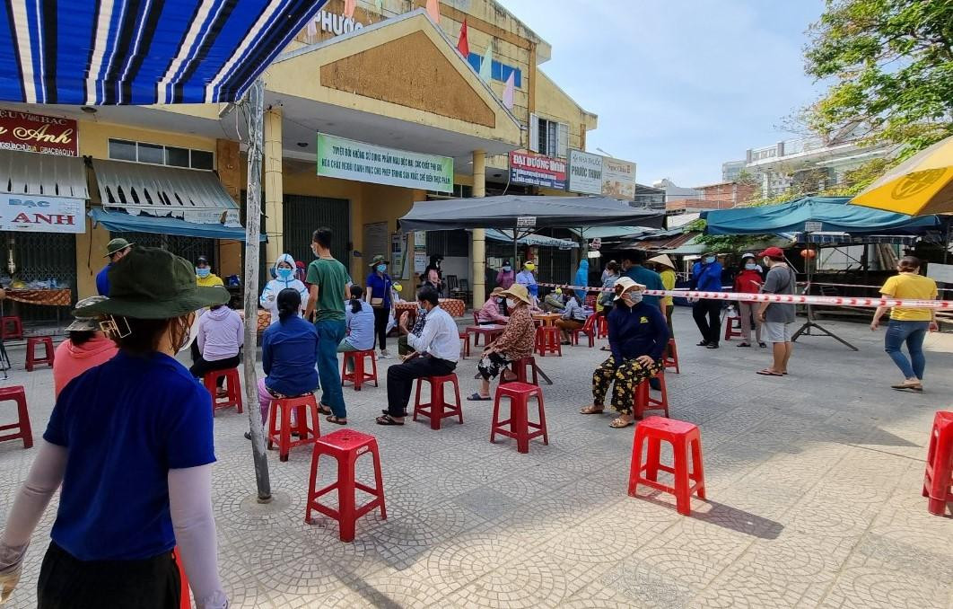 Các tiểu thương ngồi đợi giãn cách, chờ được gọi tên vào xét nghiệm.