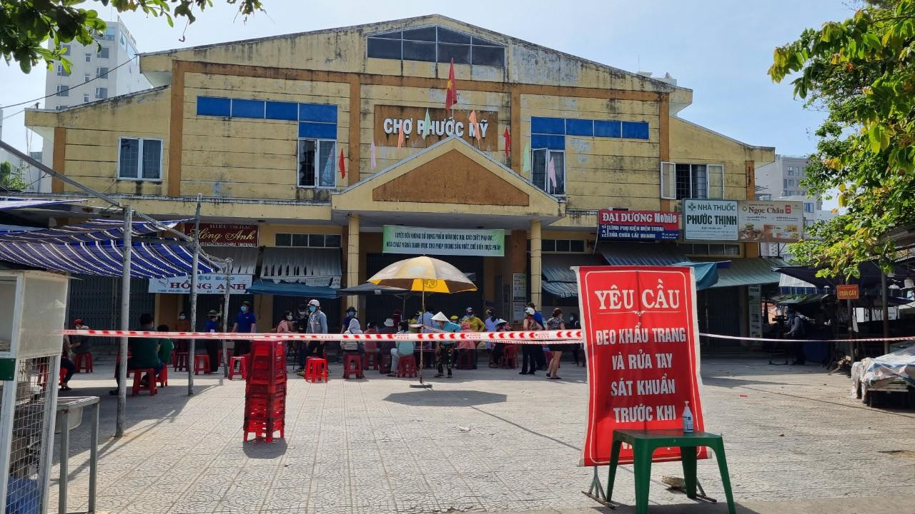 Hiện tại chợ Phước Mỹ đã tạm dừng hoạt động. Lực lượng y tế sẽ tiến hành khử khuẩn chợ. Ảnh: Thanh Trần.