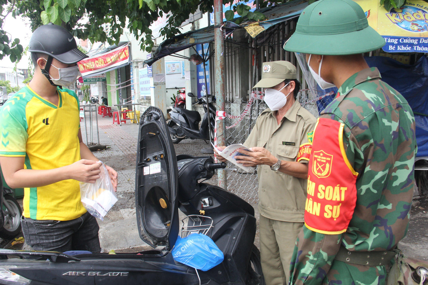 Lực lượng quân đội được tăng cường đến các kiệt hẻm để giám sát việc chấp hành các biện pháp chống dịch của người dân.