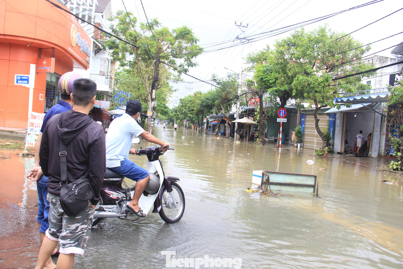 Tuyến đường Nguyễn Nhàn (phường Hòa Thọ Đông, quận Cẩm Lệ) đến sáng nay vẫn ngập nặng, nhiều đoạn quá đầu gối.