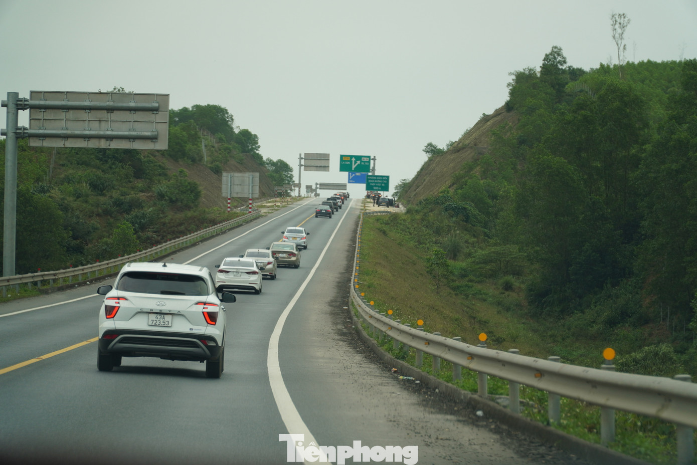 Tuyến cao tốc Cam Lộ - La Sơn - Túy Loan dài hơn 170km. Ô tô cá nhân thường chọn di chuyển trên tuyến này vì đường thông thoáng, không có trạm thu phí. Tuy nhiên, những ngày Tết Nguyên đán lưu lượng xe tăng đột biến. Tuyến cao tốc Cam Lộ - La Sơn - Túy Loan dài hơn 170km. Ô tô cá nhân thường chọn di chuyển trên tuyến này vì đường thông thoáng, không có trạm thu phí. Tuy nhiên, những ngày Tết Nguyên đán lưu lượng xe tăng đột biến.