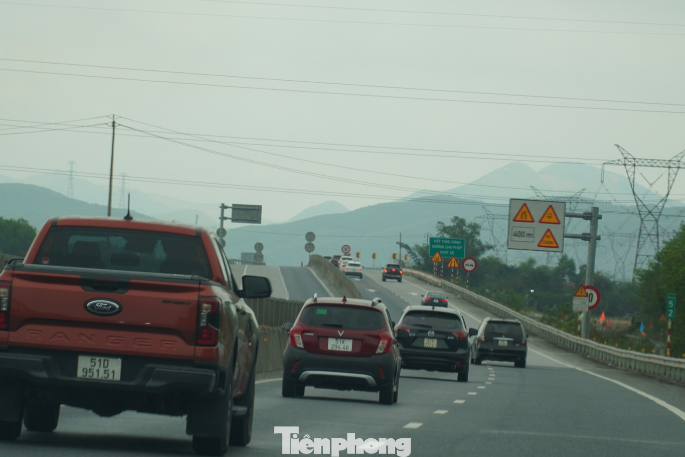 Tuyến cao tốc Cam Lộ - La Sơn - Túy Loan dài hơn 170km. Ô tô cá nhân thường chọn di chuyển trên tuyến này vì đường thông thoáng, không có trạm thu phí. Tuy nhiên, những ngày Tết Nguyên đán lưu lượng xe tăng đột biến. Tuyến cao tốc Cam Lộ - La Sơn - Túy Loan dài hơn 170km. Ô tô cá nhân thường chọn di chuyển trên tuyến này vì đường thông thoáng, không có trạm thu phí. Tuy nhiên, những ngày Tết Nguyên đán lưu lượng xe tăng đột biến.