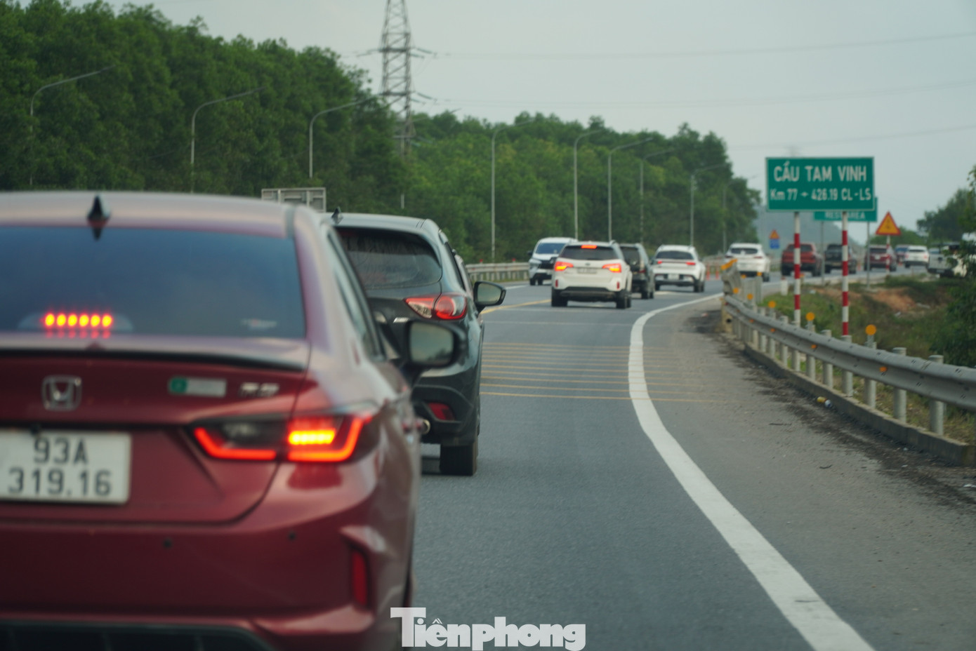 Những đoạn qua khúc cua, đoàn xe bám đuôi nhau từ từ chạy. Khoảng cách giữa các xe rất gần. Những đoạn qua khúc cua, đoàn xe bám đuôi nhau từ từ chạy. Khoảng cách giữa các xe rất gần.