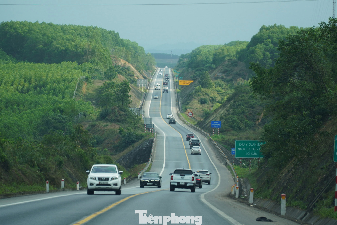 Tuyến cao tốc Cam Lộ - La Sơn - Túy Loan dài hơn 170km. Ô tô cá nhân thường chọn di chuyển trên tuyến này vì đường thông thoáng, không có trạm thu phí. Tuy nhiên, những ngày Tết Nguyên đán lưu lượng xe tăng đột biến. Tuyến cao tốc Cam Lộ - La Sơn - Túy Loan dài hơn 170km. Ô tô cá nhân thường chọn di chuyển trên tuyến này vì đường thông thoáng, không có trạm thu phí. Tuy nhiên, những ngày Tết Nguyên đán lưu lượng xe tăng đột biến.