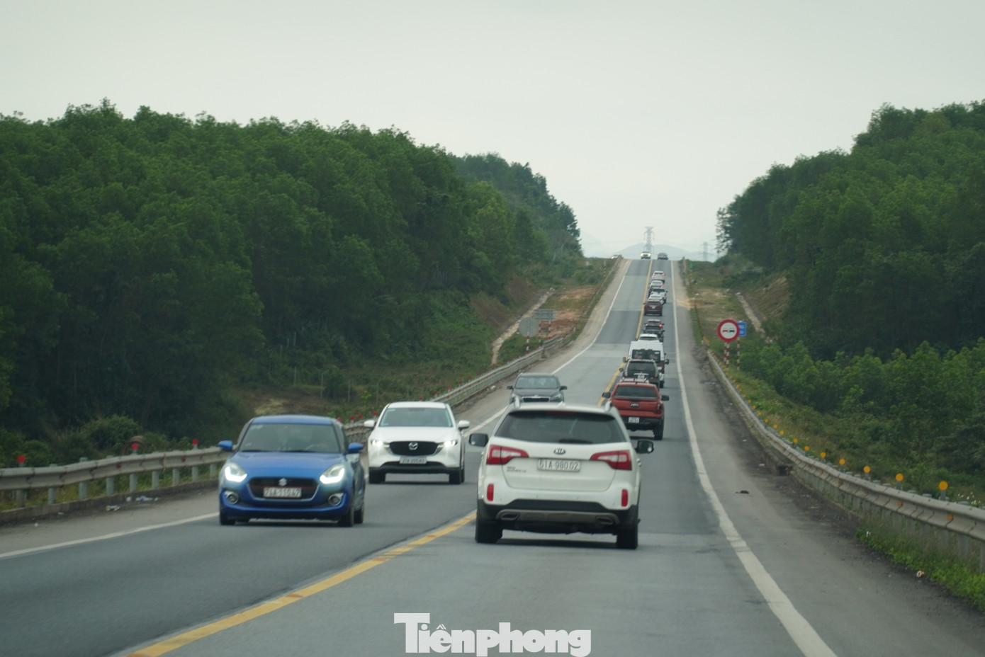 Những đoàn xe rồng rắn vào Nam sau kỳ nghỉ Tết dài ngày. Chị Hoàng Oanh (quê ở Hà Tĩnh) cho hay, chị cùng gia đình đi từ Hà Tĩnh vào Đà Nẵng để ngày 3/2 đi làm lại. "Vào cao tốc không có xe máy, gần cuối chiều nên tôi nghĩ đường sẽ thoáng, chạy 'mướt' hơn nhưng không ngờ xe cộ nườm nượp. Xe tôi bám sau đoàn hơn 10 chiếc, không vượt được", chị kể. Những đoàn xe rồng rắn vào Nam sau kỳ nghỉ Tết dài ngày. Chị Hoàng Oanh (quê ở Hà Tĩnh) cho hay, chị cùng gia đình đi từ Hà Tĩnh vào Đà Nẵng để ngày 3/2 đi làm lại. "Vào cao tốc không có xe máy, gần cuối chiều nên tôi nghĩ đường sẽ thoáng, chạy 'mướt' hơn nhưng không ngờ xe cộ nườm nượp. Xe tôi bám sau đoàn hơn 10 chiếc, không vượt được", chị kể.