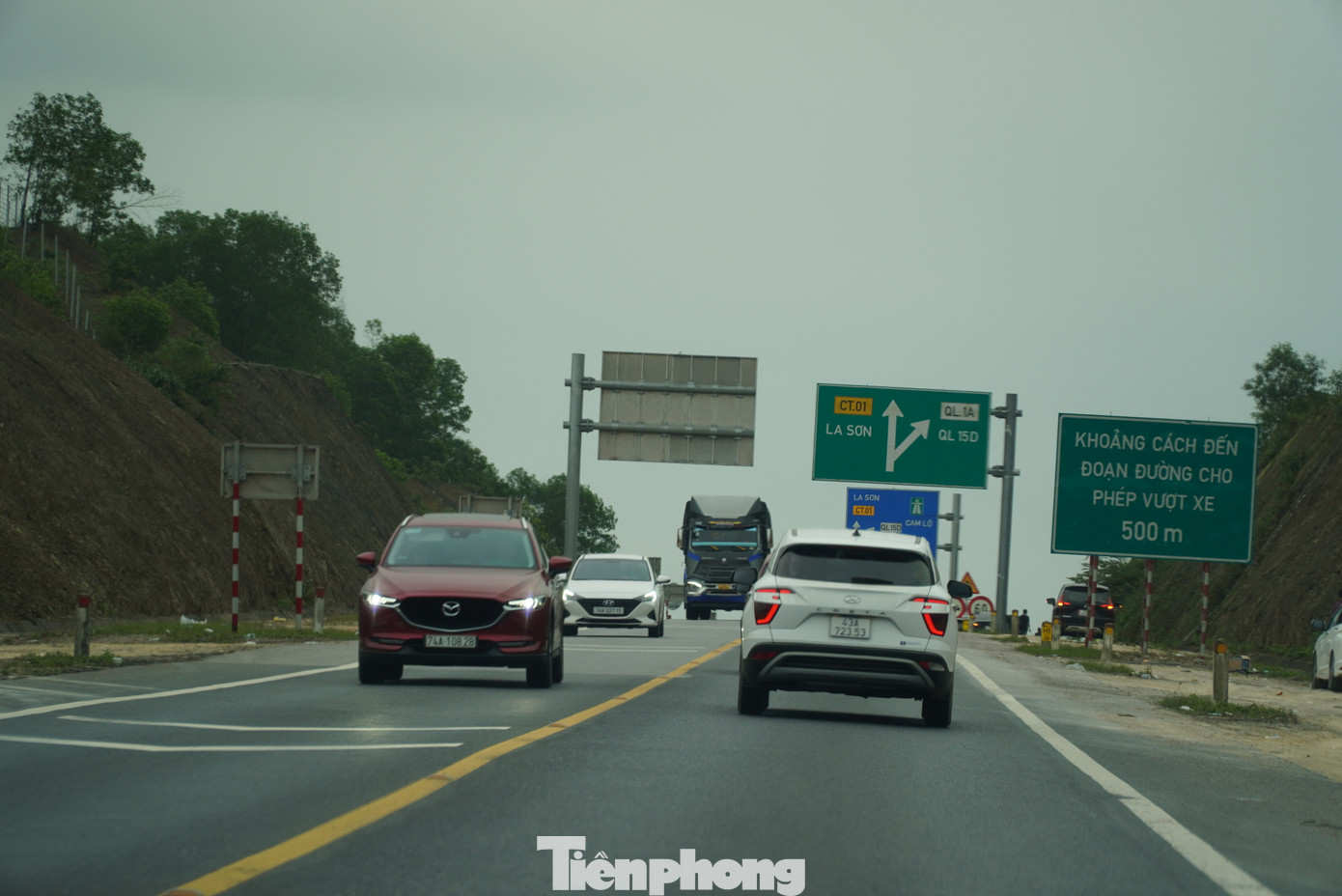 Tuyến đường có 2 làn xe, chưa có dải phân cách cứng nên các tài xế hết sức thận trọng khi xe cộ đông đúc. Tháng 10/2024, Chính phủ phê duyệt chủ trương đầu tư dự án đầu tư xây dựng mở rộng đường bộ cao tốc Bắc - Nam phía đông đoạn Cam Lộ - La Sơn từ 2 làn xe lên 4 làn xe với tổng mức đầu tư dự án khoảng 6.488 tỷ đồng từ nguồn vốn ngân sách Nhà nước. Tuyến đường có 2 làn xe, chưa có dải phân cách cứng nên các tài xế hết sức thận trọng khi xe cộ đông đúc. Tháng 10/2024, Chính phủ phê duyệt chủ trương đầu tư dự án đầu tư xây dựng mở rộng đường bộ cao tốc Bắc - Nam phía đông đoạn Cam Lộ - La Sơn từ 2 làn xe lên 4 làn xe với tổng mức đầu tư dự án khoảng 6.488 tỷ đồng từ nguồn vốn ngân sách Nhà nước.