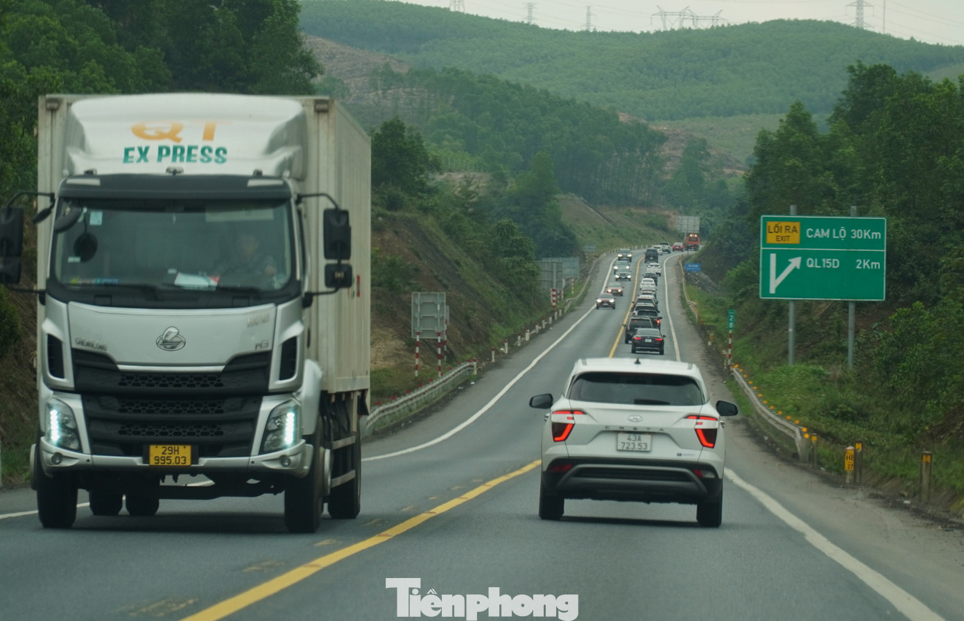 "Vì xe quá đông, nhiều đoạn tôi chỉ chạy được khoảng 50km/h, những khúc cua thì ì ạch lâu hơn nữa. Dự tính đi cao tốc Cam Lộ - La Sơn - Túy Loan cho nhanh nhưng cũng không hơn đường quốc lộ", anh Nguyễn Hữu Chung (quê ở Quảng Trị) nói. "Vì xe quá đông, nhiều đoạn tôi chỉ chạy được khoảng 50km/h, những khúc cua thì ì ạch lâu hơn nữa. Dự tính đi cao tốc Cam Lộ - La Sơn - Túy Loan cho nhanh nhưng cũng không hơn đường quốc lộ", anh Nguyễn Hữu Chung (quê ở Quảng Trị) nói.