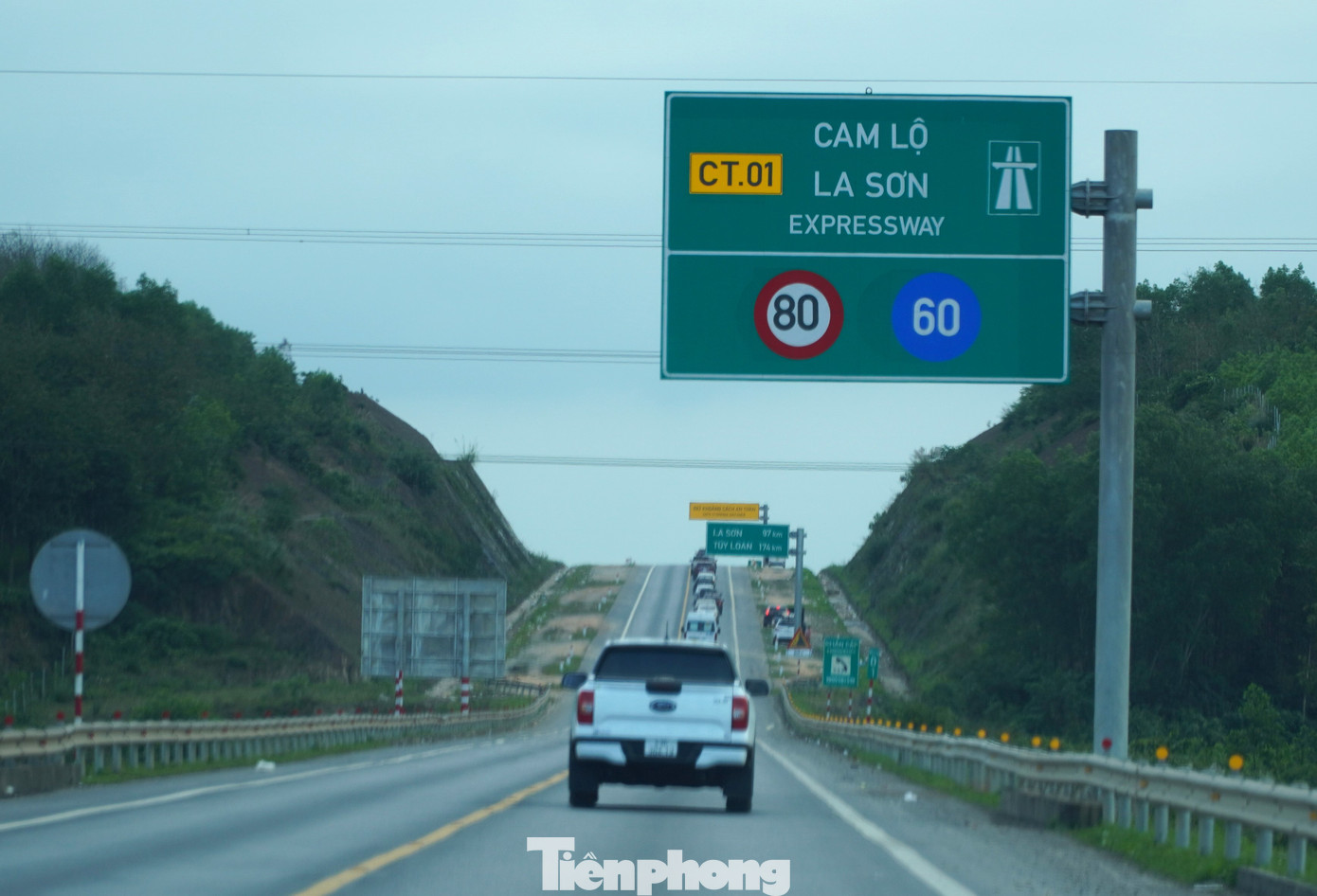 Đoàn xe nối nhau trên cao tốc Cam Lộ - La Sơn cuối chiều 2/2. Ảnh: Thanh Hiền. Đoàn xe nối nhau trên cao tốc Cam Lộ - La Sơn cuối chiều 2/2. Ảnh: Thanh Hiền.