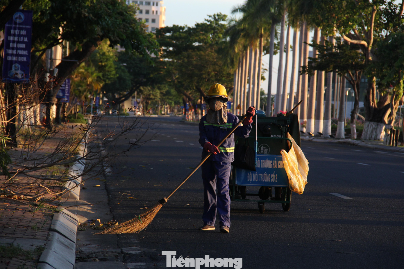 Theo quyết định của UBND TP Đà Nẵng, những người được phép ra ngoài bao gồm: Người thực hiện các hoạt động của nhiệm vụ phòng chống dịch COVID-19; vệ sinh môi trường, chăm sóc cây xanh đô thị; xử lý sự cố điện, cấp thoát nước, thông tin viễn thông... Theo quyết định của UBND TP Đà Nẵng, những người được phép ra ngoài bao gồm: Người thực hiện các hoạt động của nhiệm vụ phòng chống dịch COVID-19; vệ sinh môi trường, chăm sóc cây xanh đô thị; xử lý sự cố điện, cấp thoát nước, thông tin viễn thông...