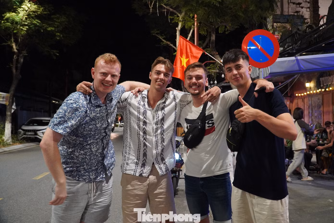 Phố Tây An Thượng là điểm đến về đêm khó bỏ qua của du khách quốc tế. Ảnh: Thanh Hiền.